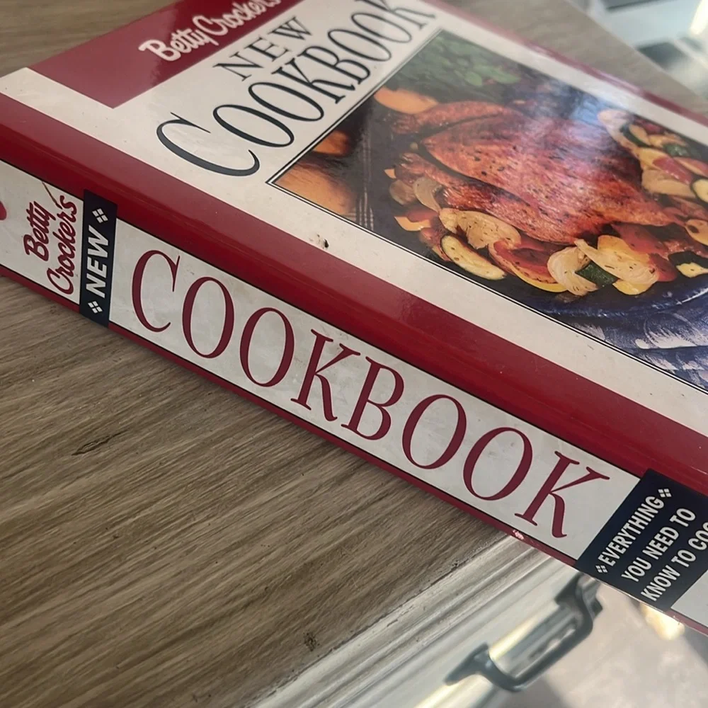 1996 Betty Crocker New Cookbook. 433 pages of classic recipes. Excellent shape